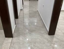  للإيجار شقه في مبارك الكبير ٣غرف وصاله ومطبخ و٢حمام موقفين سياره دلوكس 