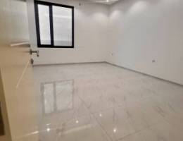  للايجار شقة راقيه كبيرة  عبارة عن اربع غرف ماستر 