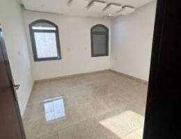  للإيجار شقة٣غرف وحدة منهم ماستر صاله وحمامين ومطبخ ومخزن مصعد الدور٢ 