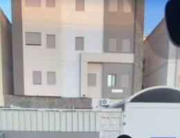  شقه مكونه من 3 غرف وصاله ومطبخ غرفه منهم ماستر للتواصل / 