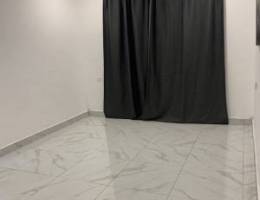  يوجد لدينا شقق الايجار خلو وفاضي غرفة وصالة ومطبخ وحمام تشطيب الكوتين 