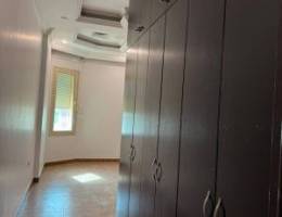  للايجار شقة في القادسية  ٤ غرفة صالة مطبخ مجهز 