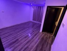  شقه للايجار غرفه وصاله ومطبخ وحمام بركن سيارات قريبه من جميع الخدمات ب 