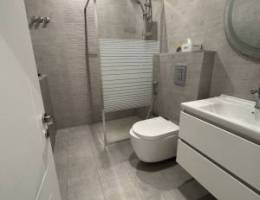  شقه مكونه من صالة و٣ غرف (واحده ماستر) وغرفة معينه وحمامها وموقفين 