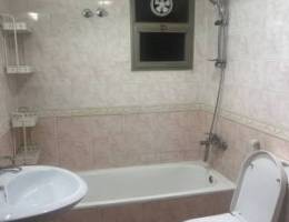  صاله ومطبخ وحمامين و٣غرف وحده منهم ماستر ومكينتين تكيف  وسنترال ومصعد 