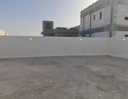  للايجار شقة المطلاع N5 مع حوش السطح تشطيب VIP 