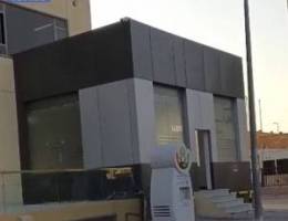  60 متر في موقع مميز جداً في برج على المغرب السريع وامام 3 مدارس ومواقف 