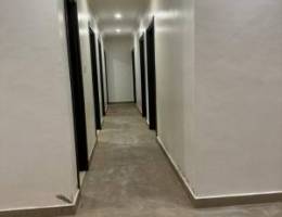  للايجار شقة في مجمع سكني الدور ٨ ٣ غرف وحده ماستر وغرفة للخدم مع حمام 