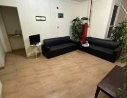  مكتب تجاري للايجار يصلح للانشطه التجاريه غرفتين وصاله حمامومطبخ تحضيري 