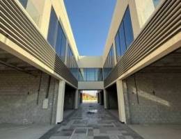  محل للايجار بقسيمة جديدة في المنطقة الحرة بموقع مميز على الشارع 