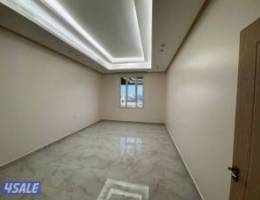  للإيجار شقة جديدة ابوفطيرة 3 غرف وغرفة خا-دمة وصالة ومطبخ و3 حمامات 