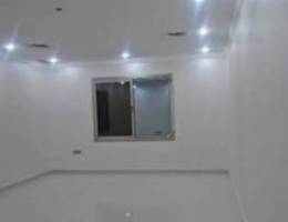  ايجار دور اول ٤ غرف ٣ غرف ماستر وغرفه مع حمامها للعامله وصاله ومطبخ مج 