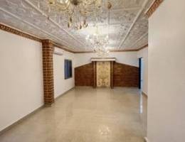  للايجار دور ارضي بالظهر مجدد ارتاد خاص 100 متر يطل ع طريق الملك فهد 