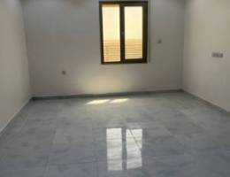  للايجار شقه كبيره صاله و٣ غرف نوم منهاماستر ومطبخ راكب وغرفه غساله 