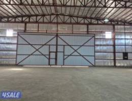  يوجد مخازن وسراديب وارض فضاه 