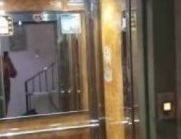  شقة للإيجار صالة كبيرة و 4 غرف منهم ماستر و 2 حمام ومواقف وموقع 