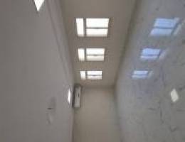  للايجار دور مميز مع حوش ارضي وسطح 