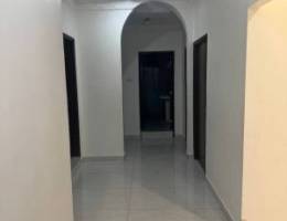  ٣ غرف + غرفه عامل+صاله وحمامين ومطبخ غير مفروشه تكيف مركزي ومصعد مسفط 