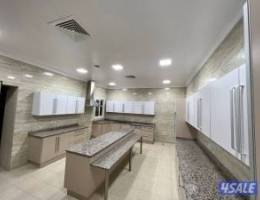  للإيجار دور أرضي واسع ومميز في أبو فطيرة بطن وظهر 