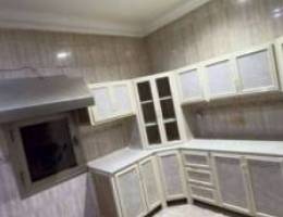  غرفتين وحده ماستر وحمام وغرفة للعاملة ومطبخ وصالة تكييف مركزي وموقف 