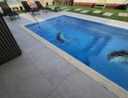  شاليه مؤثث بالكامل وجاهز للاستخدام مكون من ٤ غرف نوم حمام سباحة 