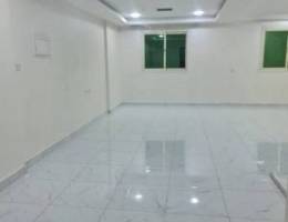  يوجد شقه للايجار غرفه وصاله وحمام مطبخ مساحه كبيره قريبه من جميع الخدم 