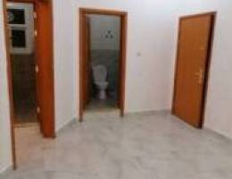  شقة غرفتين وصالة منهم ماستر وحمام ومطبخ  مقابل الجمعية 