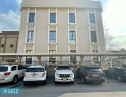  شقة مكونة من غرفة ماستر + ٣ غرف وحمامين وغرفة للخدم ماستر ومطبخ وصالة 