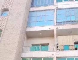  شقة للايجار الفنطاس عمارة خلف المسجد غرفة وصالة كبيرة و مطبخ دورة مياة 