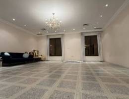  للايجار دور كامل في فهد الأحمد مساحة ٢٥٠ متر 