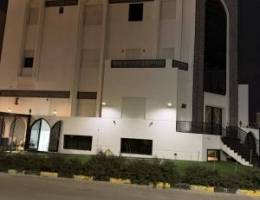  شقة  4 غرف صالة مطبخ حمامين الموقع رواق منطقة مقابل المسجد ومصافط 