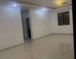  شقة 3 غرف و صالة كبيرة ومطبخ وحمامين وغرفة للعاملة يوجد اصنصير 