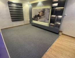  شقه للايجار بحولي غرفه وصاله وحمام ومطبخ 