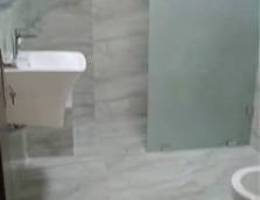  شقة 3 غرف صالة كبيرة 2 حمامات جديدة ومطبخ جديد مواقف مظللة مصعد شترات 