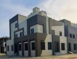  للايجار في المطلاع قسيمة دورين ونص زاويـــة مع ارتداد كبير - جديدة 