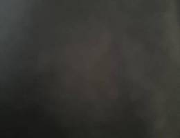  شقة ثلاث غرف واحدة ماستر وغرفة عامل ه وصالة ومطبخ وثلاث دورات مياه 