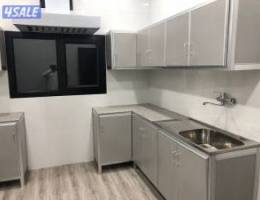  شقة للايجار ثلاث غرف ومنهم ماستر، وصاله ومطبخ مجهز وغرفة للعاملات 