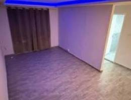  يوجد لدينا شقق الايجار غرفة وصالة ومطبخ وحمام تشطيب جديد خلو وفاضي 